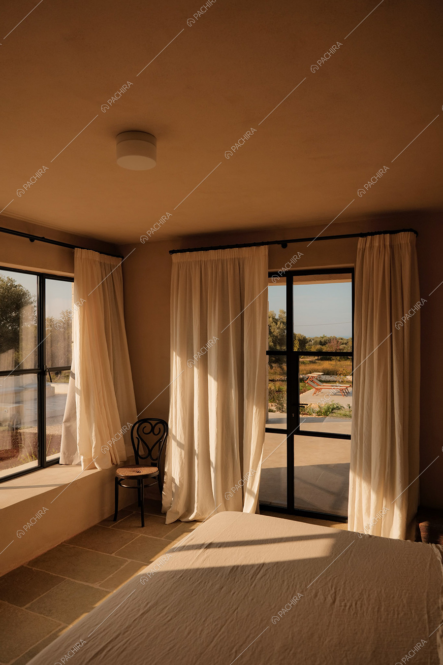 Camera da letto della villa Malacca, location in stile contemporaneo a Brindisi