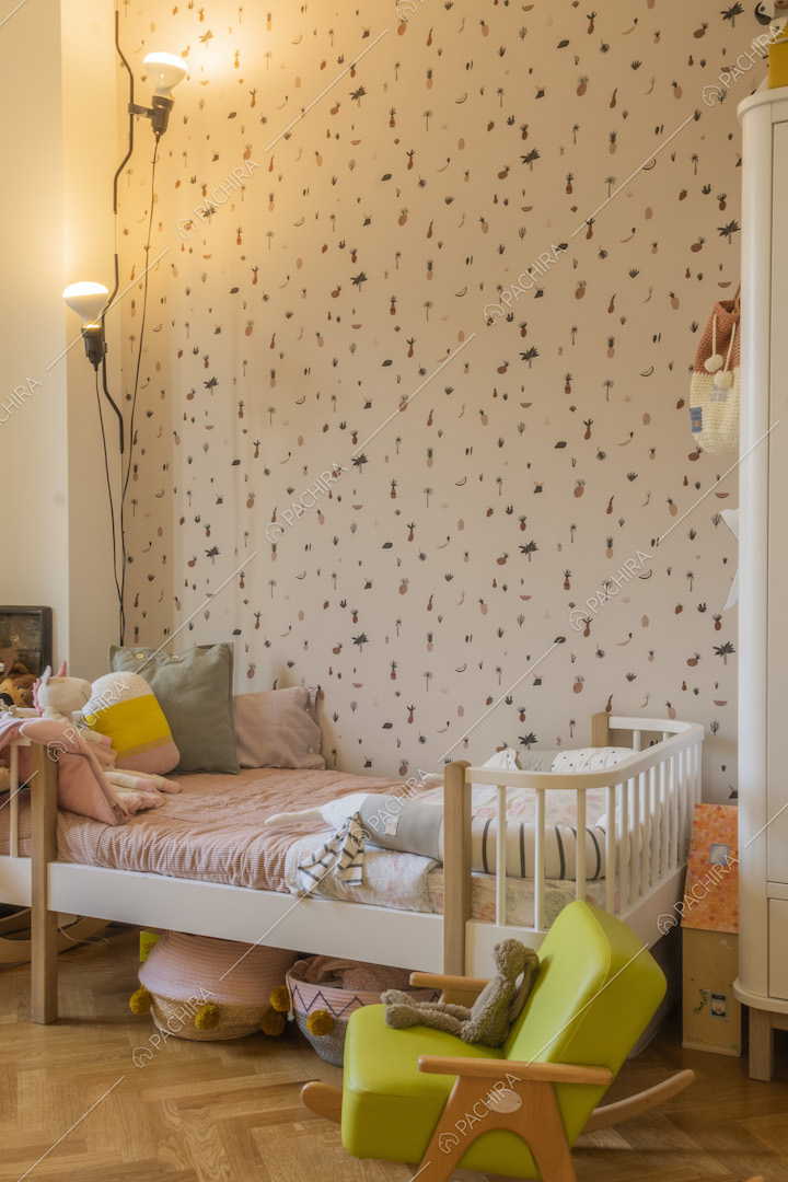 Cameretta con lettino, poltroncina e carta da parati