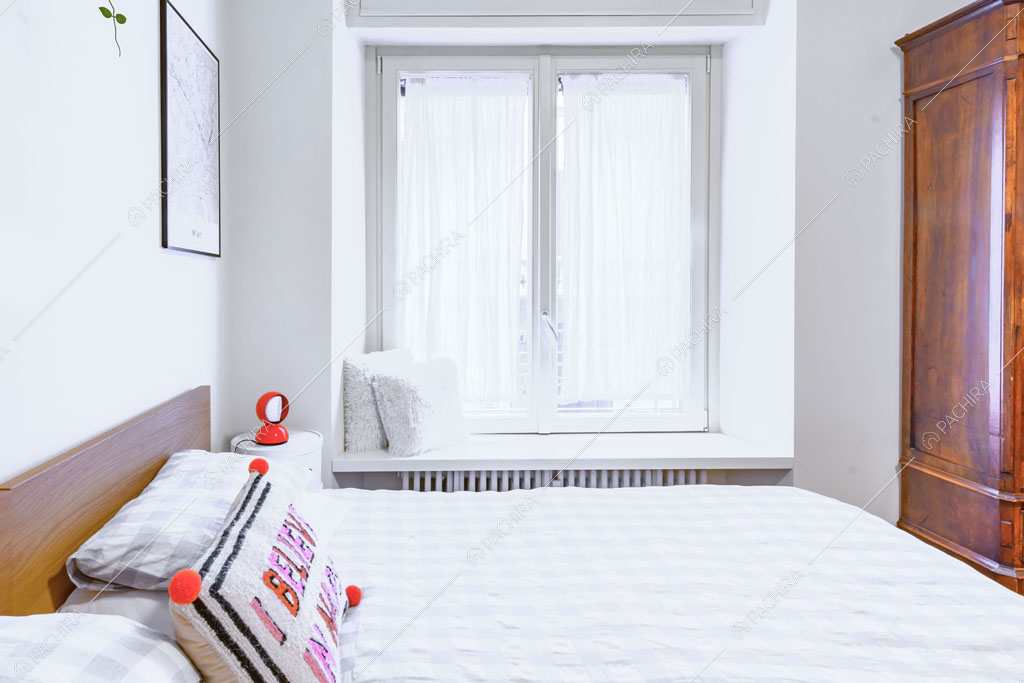 Letto matrimoniale dell'appartamento Tramontana, location in stile contemporaneo a Milano