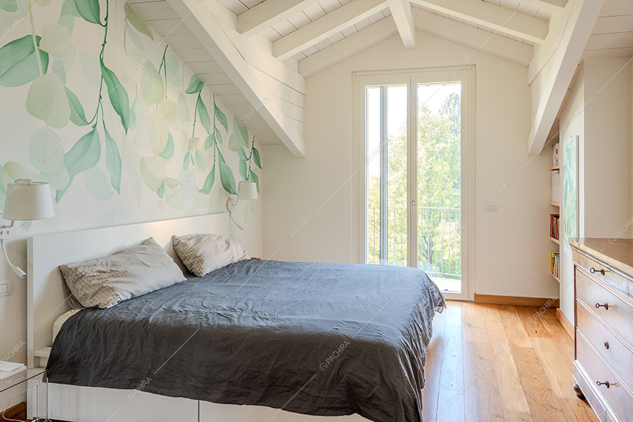 Camera da letto della villa Litani, location in stile moderno a Monza