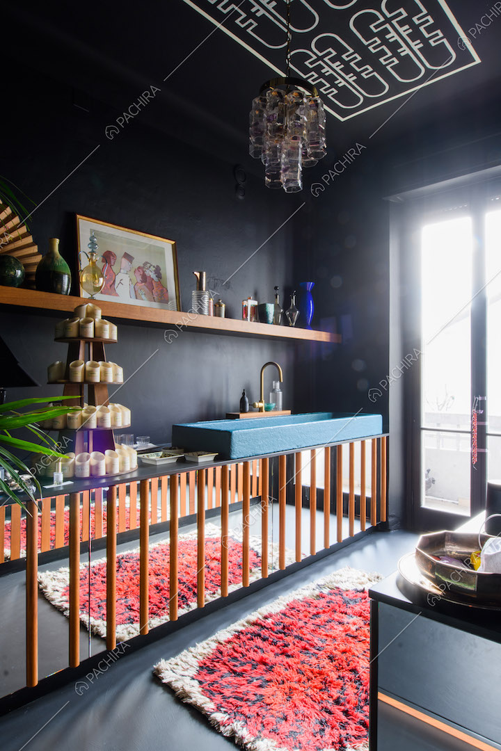 Cucina a parete total black con disegno geometrico bianco sul soffitto ed elementi di design