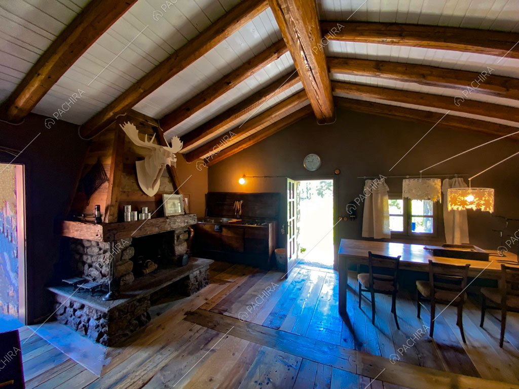 Salotto con camino dello chalet Thar, location in stile rustico ad Aosta