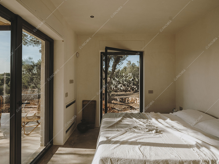 Camera da letto della villa in stile contemporaneo Kara, location per shooting a Brindisi