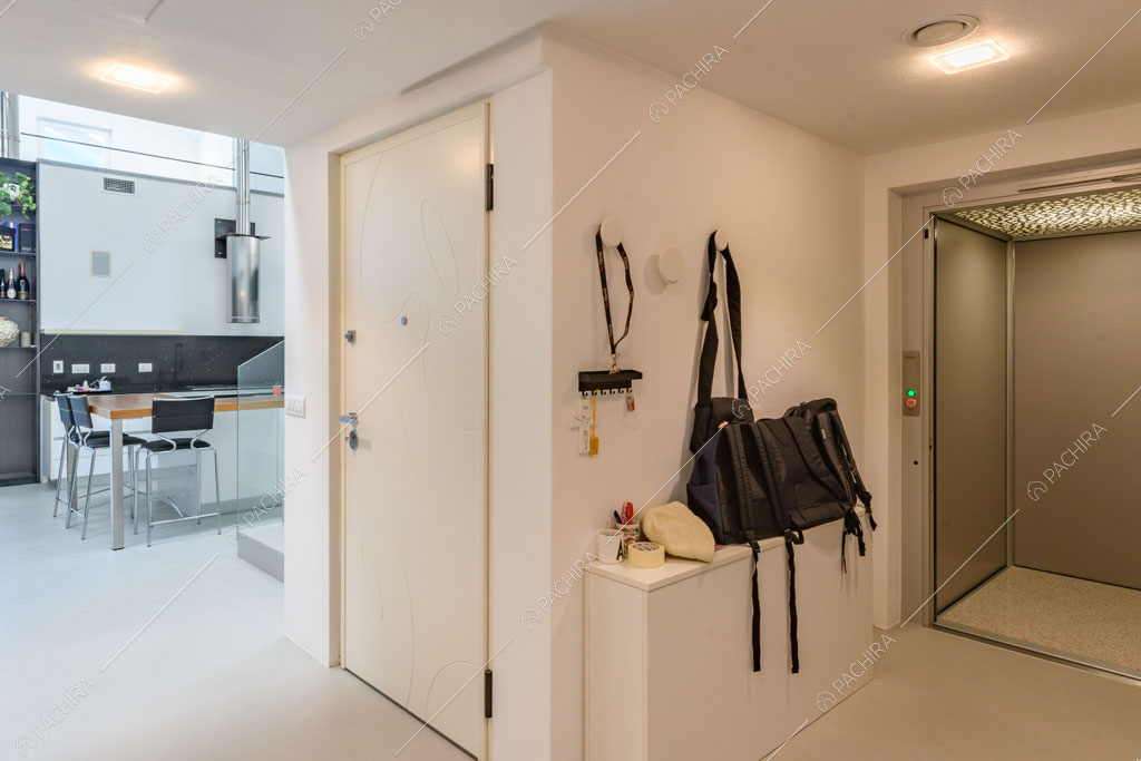 Porta d'ingresso del loft Genepi, location in stile contemporaneo a Milano