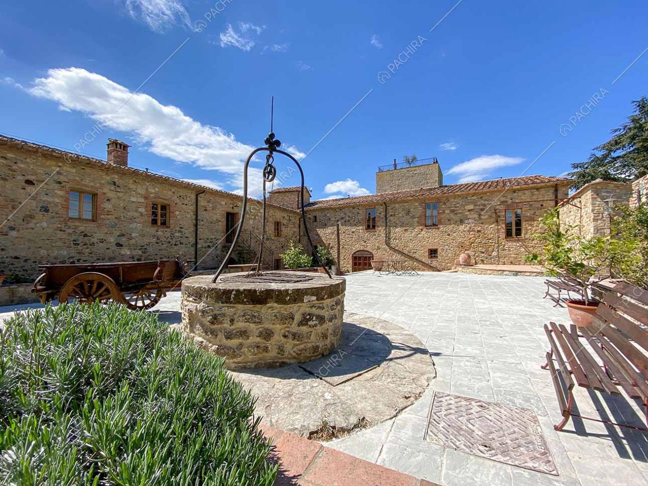 Esterni del borgo Clematide, location in stile rustico a Pisa