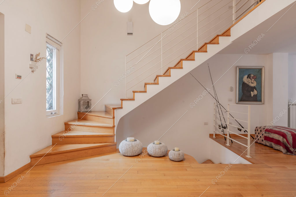 Atrio con scale in legno della villa Bauxite, location in stile moderno a Roma