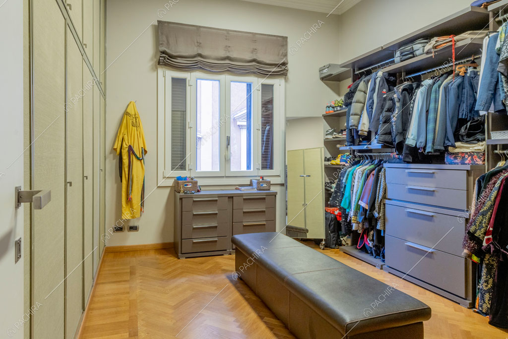 Cabina armadio dell'appartamento Yalu, location in stile contemporaneo a Roma