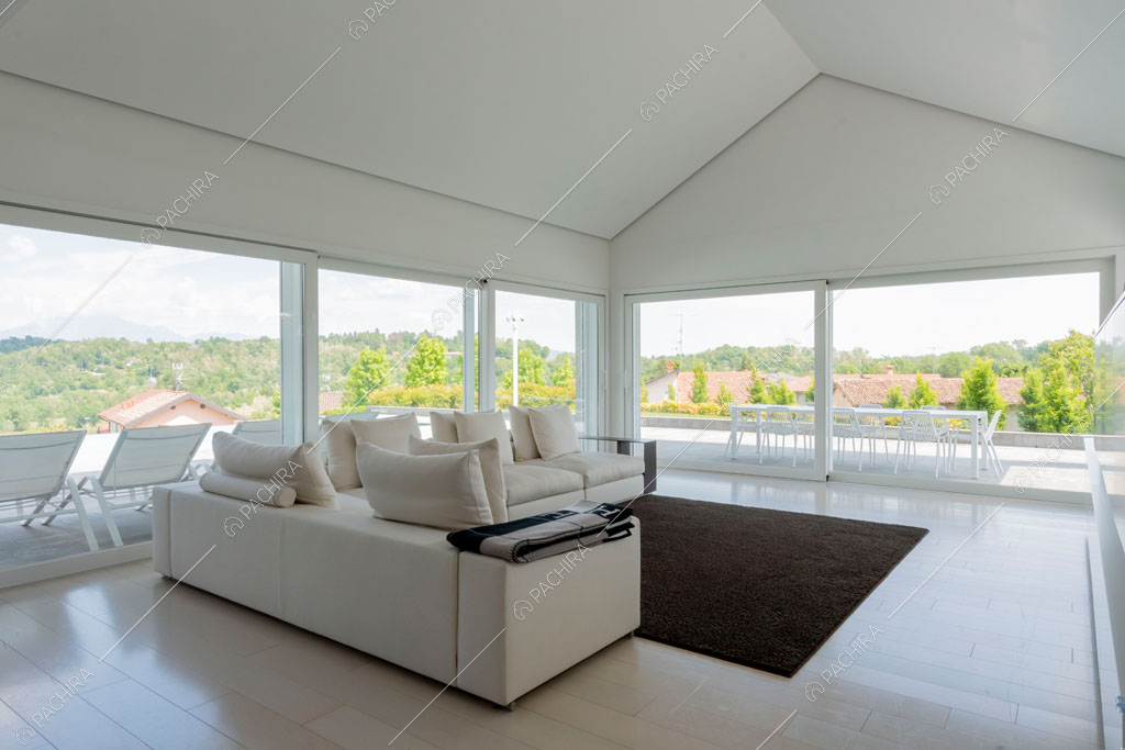 Zona living della villa Coral, location in stile contemporaneo a Como