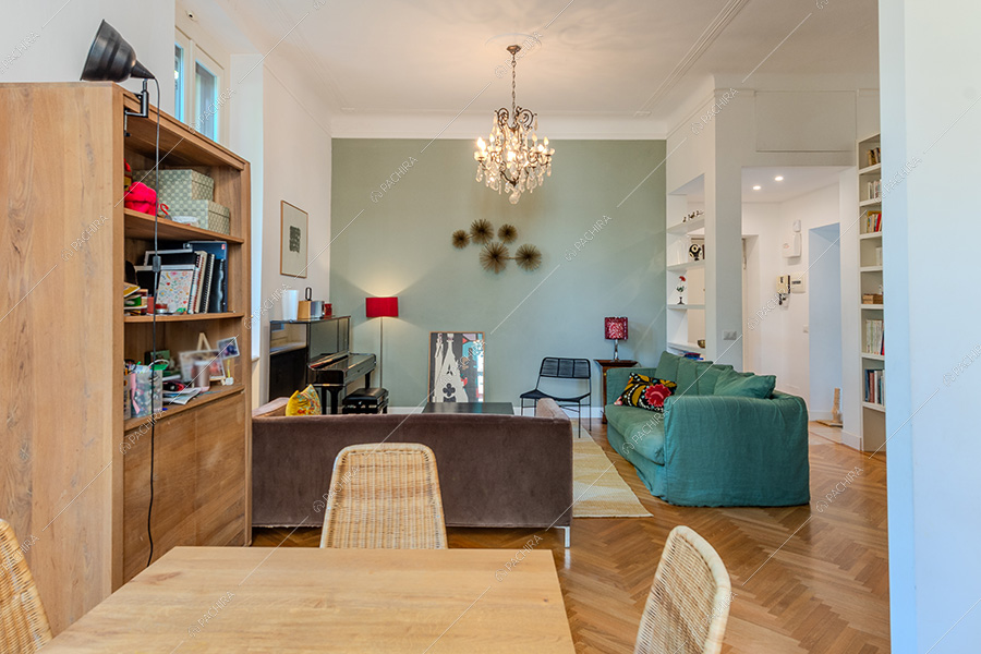Sala dell'appartamento Andira, location moderna per shooting a Milano