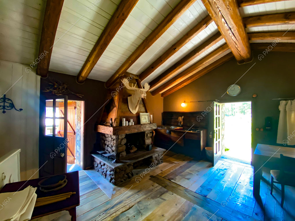 Zona living con camino dello chalet Thar, location in stile rustico ad Aosta