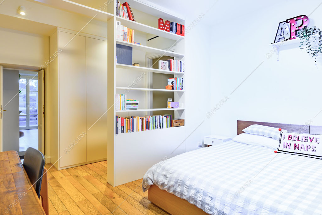 Libreria nella camera da letto dell'appartamento Tramontana, location in stile contemporaneo a Milano
