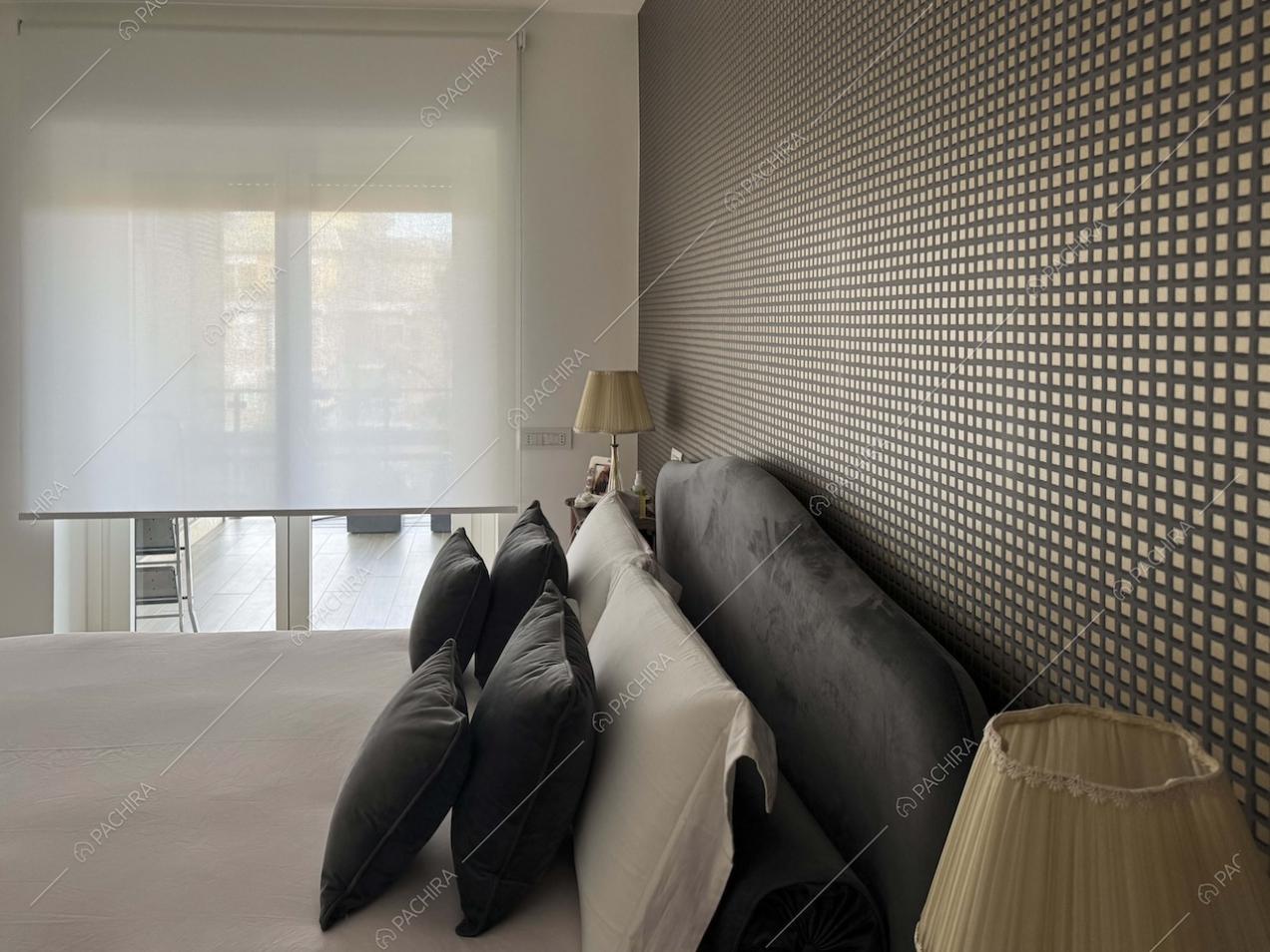 Camera da letto dell'appartamento Gesso, location in stile contemporaneo a Roma