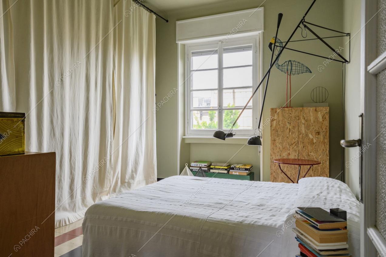 Letto matrimoniale e tendaggio bianco