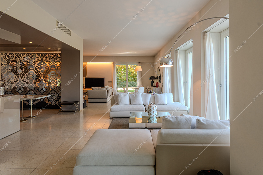Zona living della villa Iride, location in stile moderno a Monza