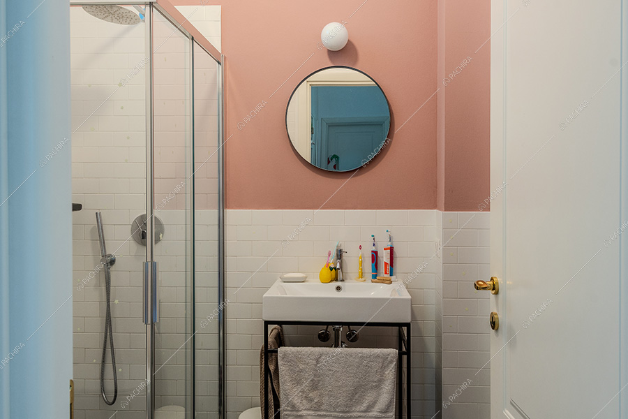 Bagno dell'appartamento Andira, location moderna per shooting a Milano