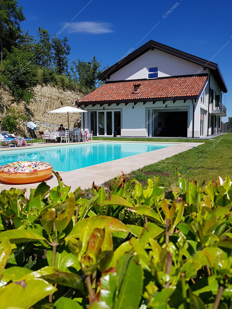 Piscina della villa Baffin, location in stile moderno ad Alessandria