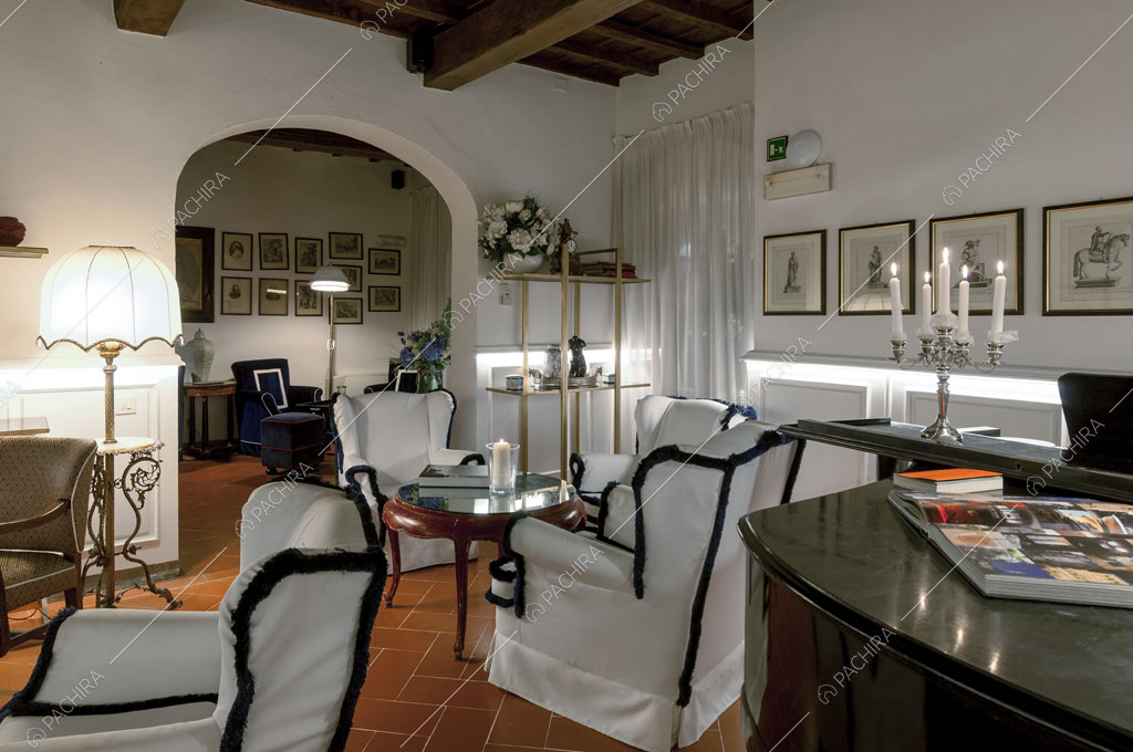 Poltrone bianche e nere nel salotto dell'hotel McKinley, location in stile classico a Firenze