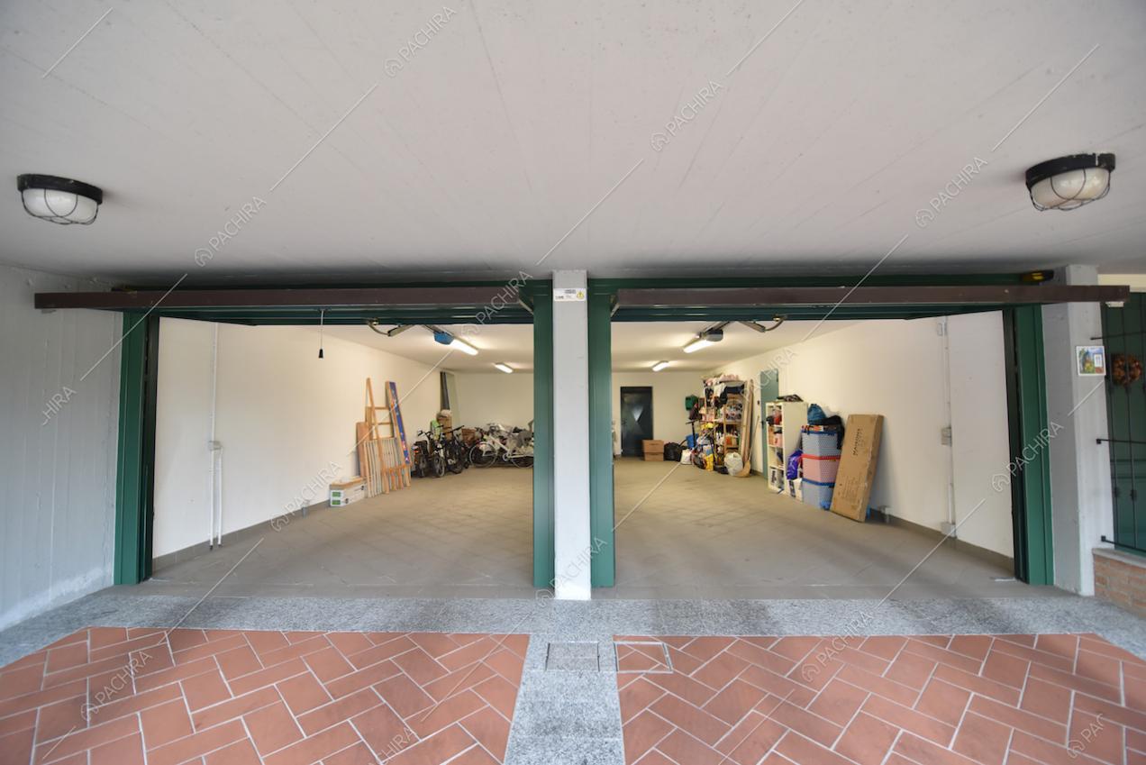 I due ampi garage della Location Cocola