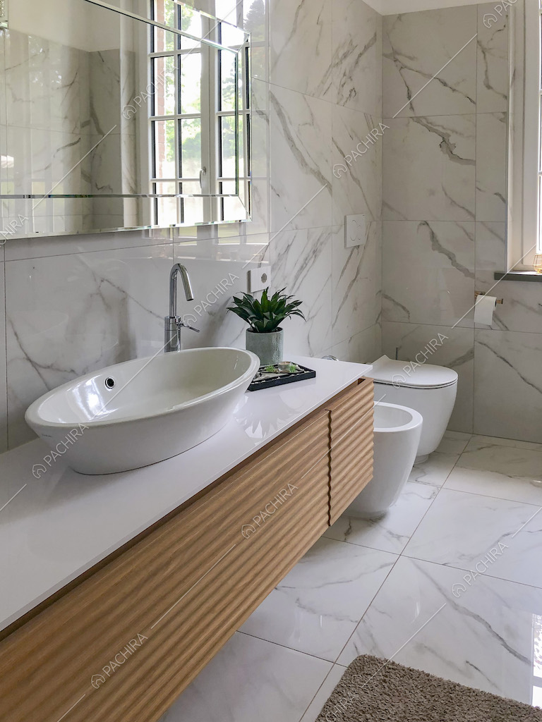 Bagno con arredi moderni e pavimento in marmo