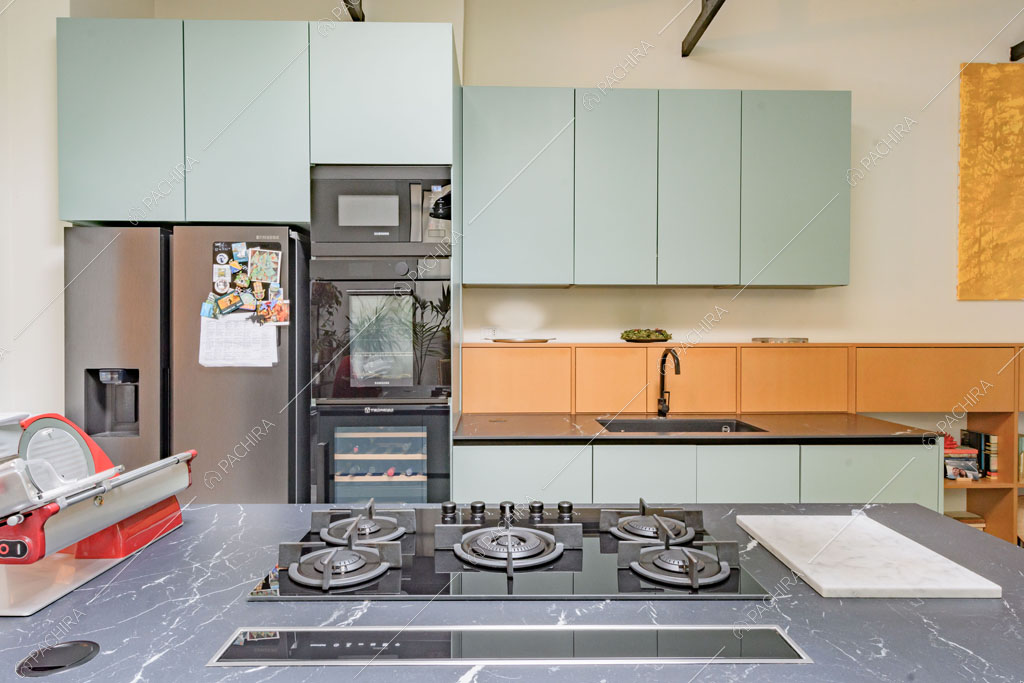 Cucina a isola del loft Unakite, location in stile moderno a Milano