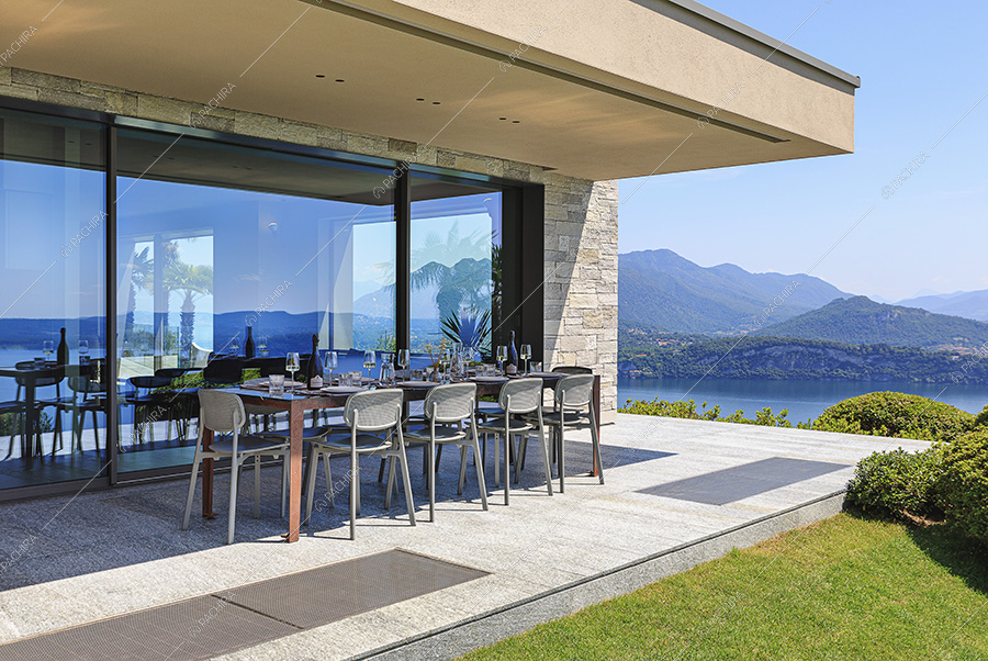 Vista sul lago dalla villa moderna Cleome, location per shooting a Verbania