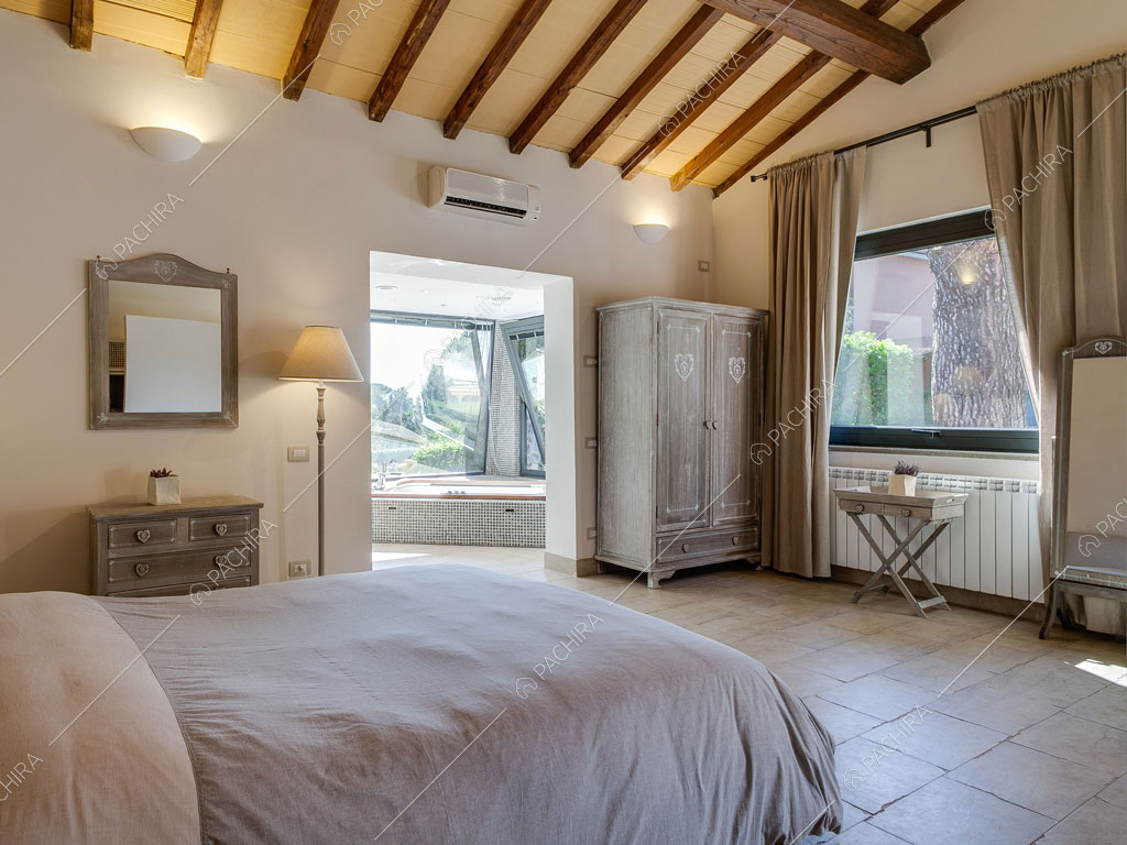Camera da letto della villa Kunzite, location in stile moderno a Roma