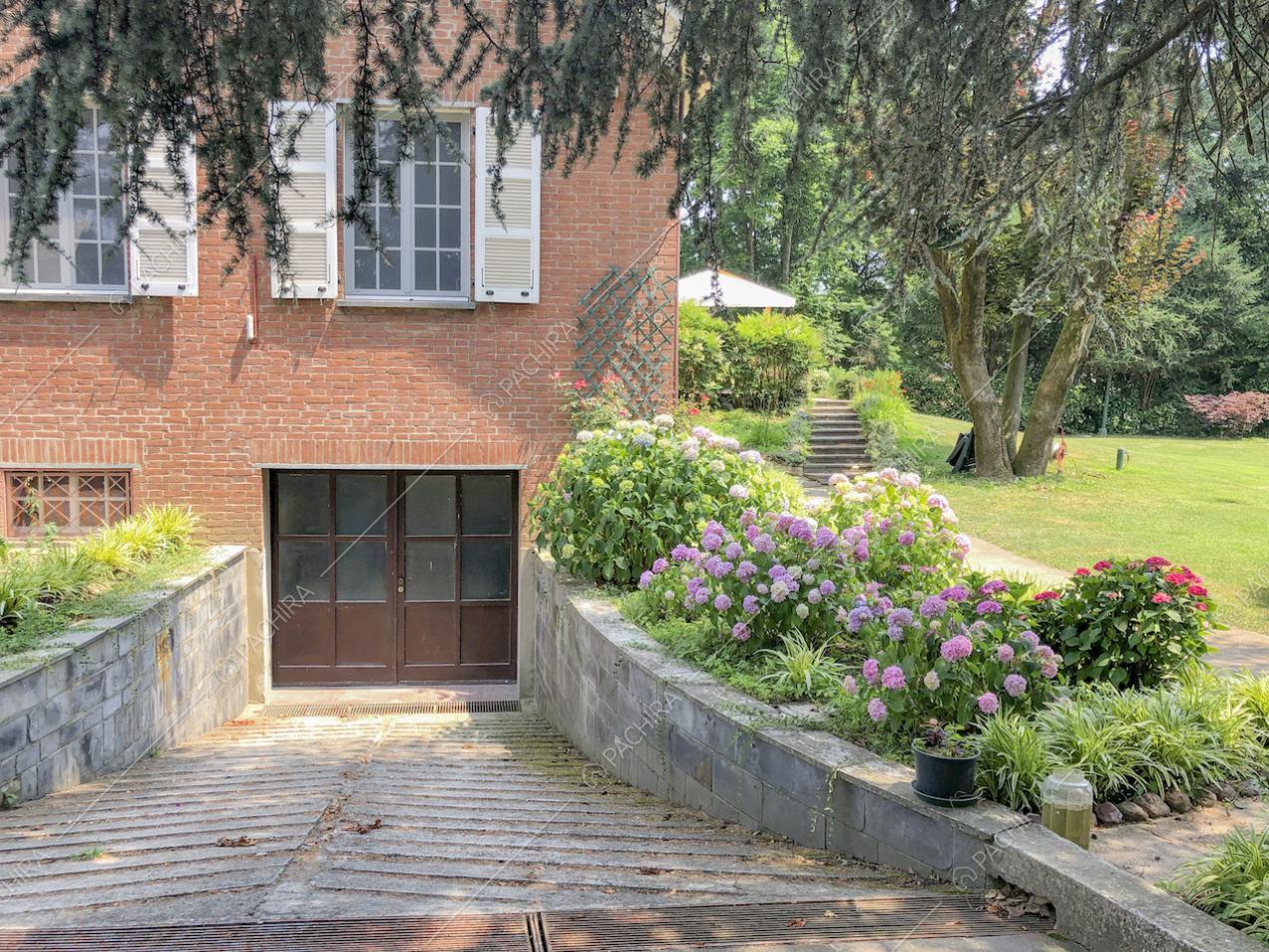 Porta del garage e rampa d'accesso nel giardino