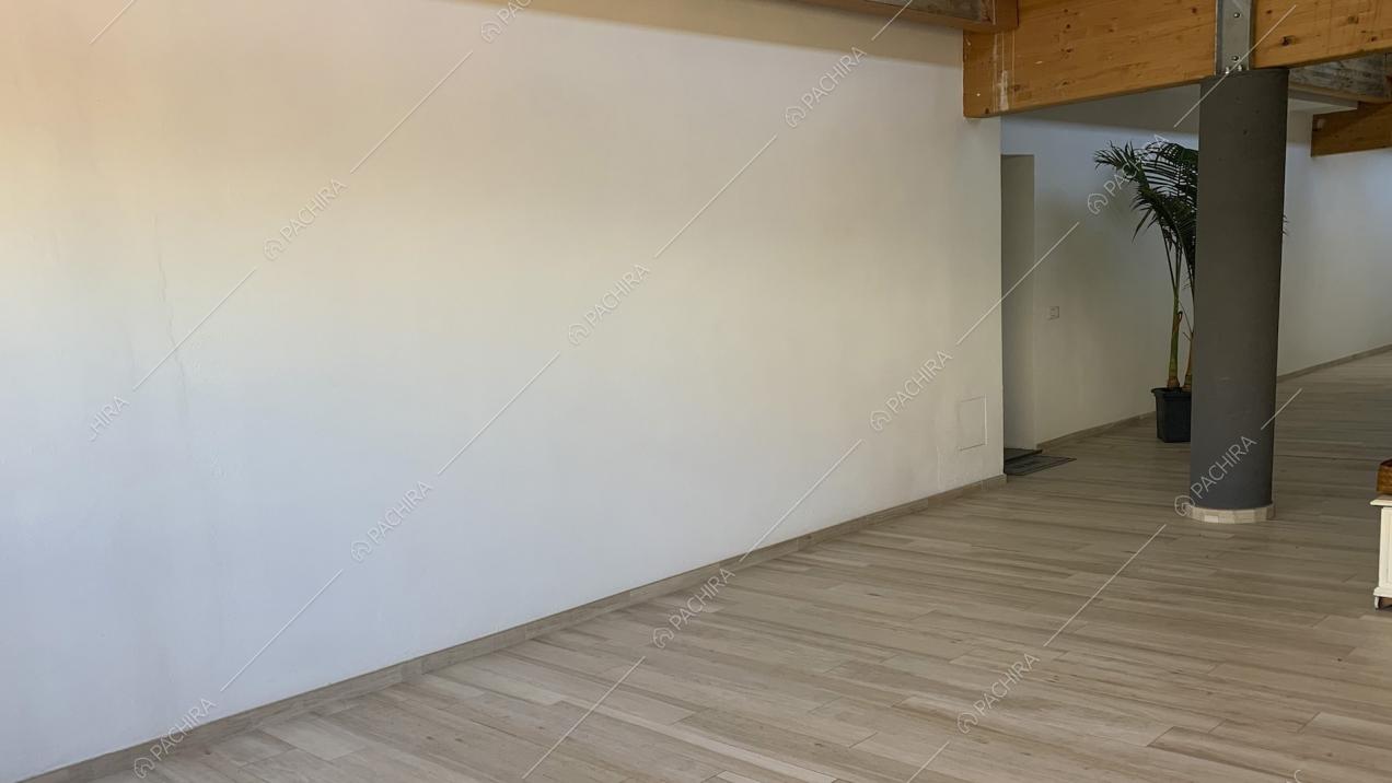 Parete bianca e pavimento in parquet chiaro 