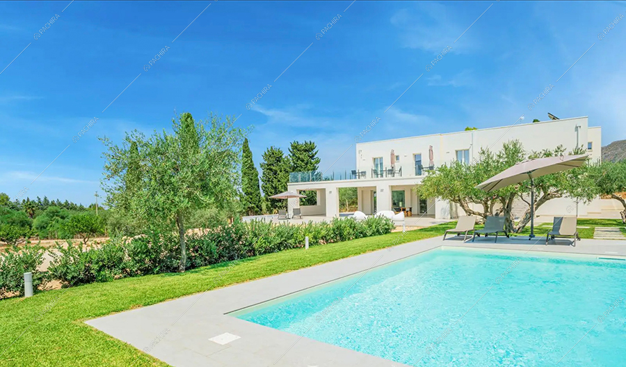 Piscina della villa Godavari, location in stile moderno a Trapani