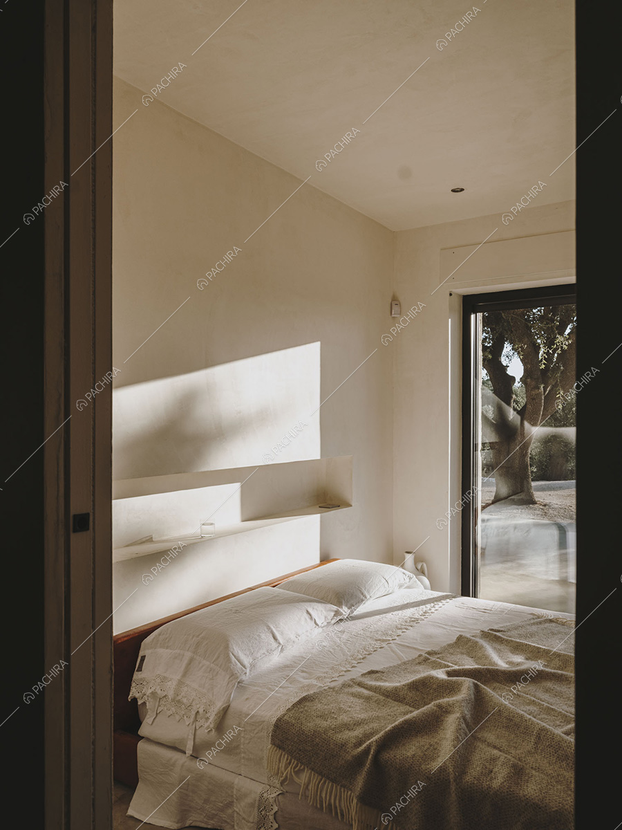 Camera da letto della villa in stile contemporaneo Kara, location per shooting a Brindisi