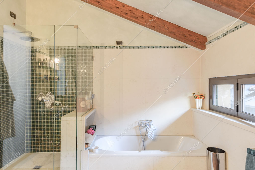 Bagno con vasca e box doccia del loft Mindanao, location in stile contemporaneo a Milano