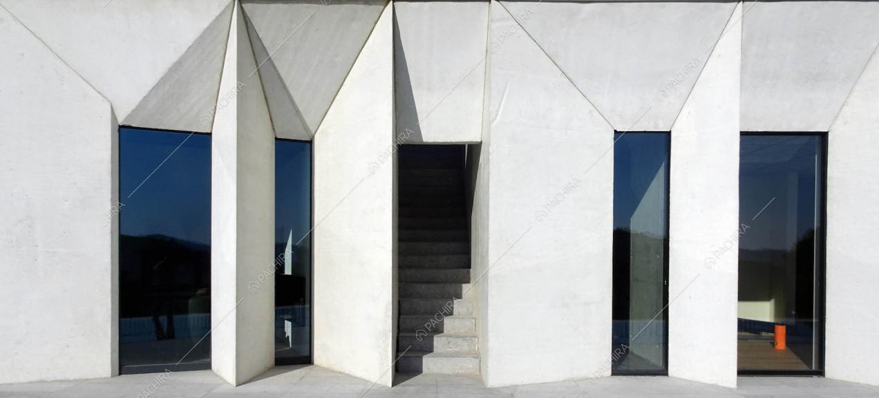 Ingresso della location con scale, vetrate e pareti bianche