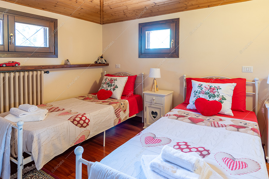 Camera da letto della villa Adige, location in stile contemporaneo a Monza