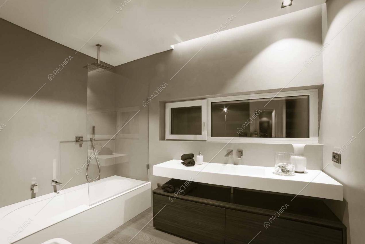 Bagno con vasca bianca e pavimento in parquet