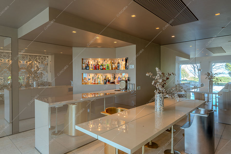Zona bar della villa Iride, location in stile moderno a Monza