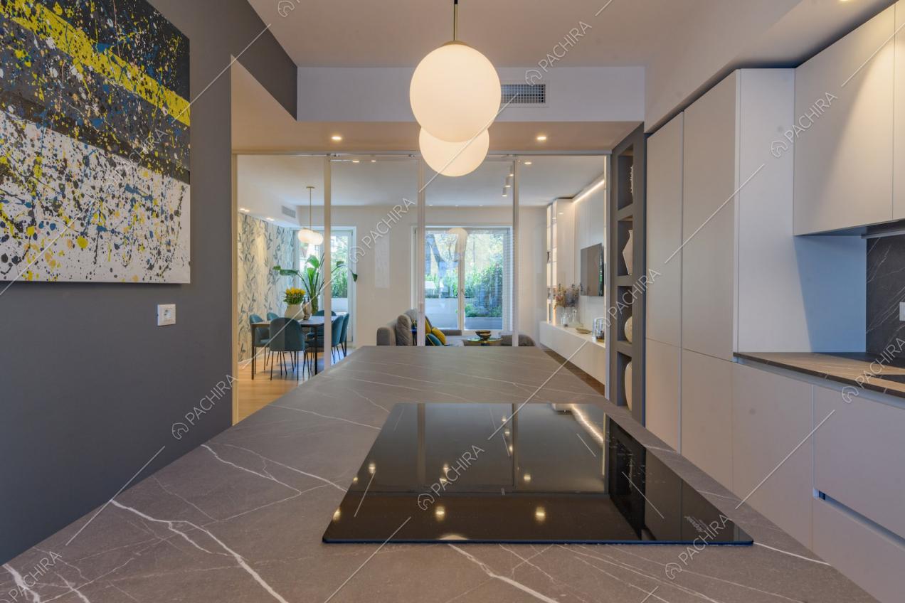 Cucina in marmo grigio con fornelli a induzione nella cucina con vista sulla sala