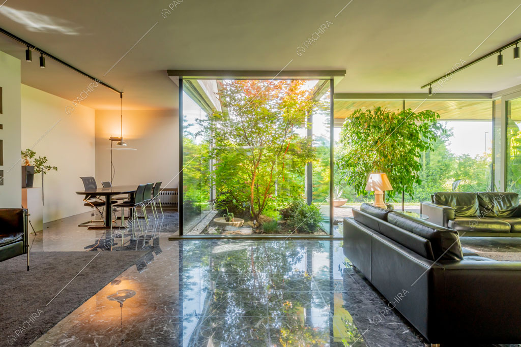 Zona living della villa Biotite, location in stile moderno a Verona
