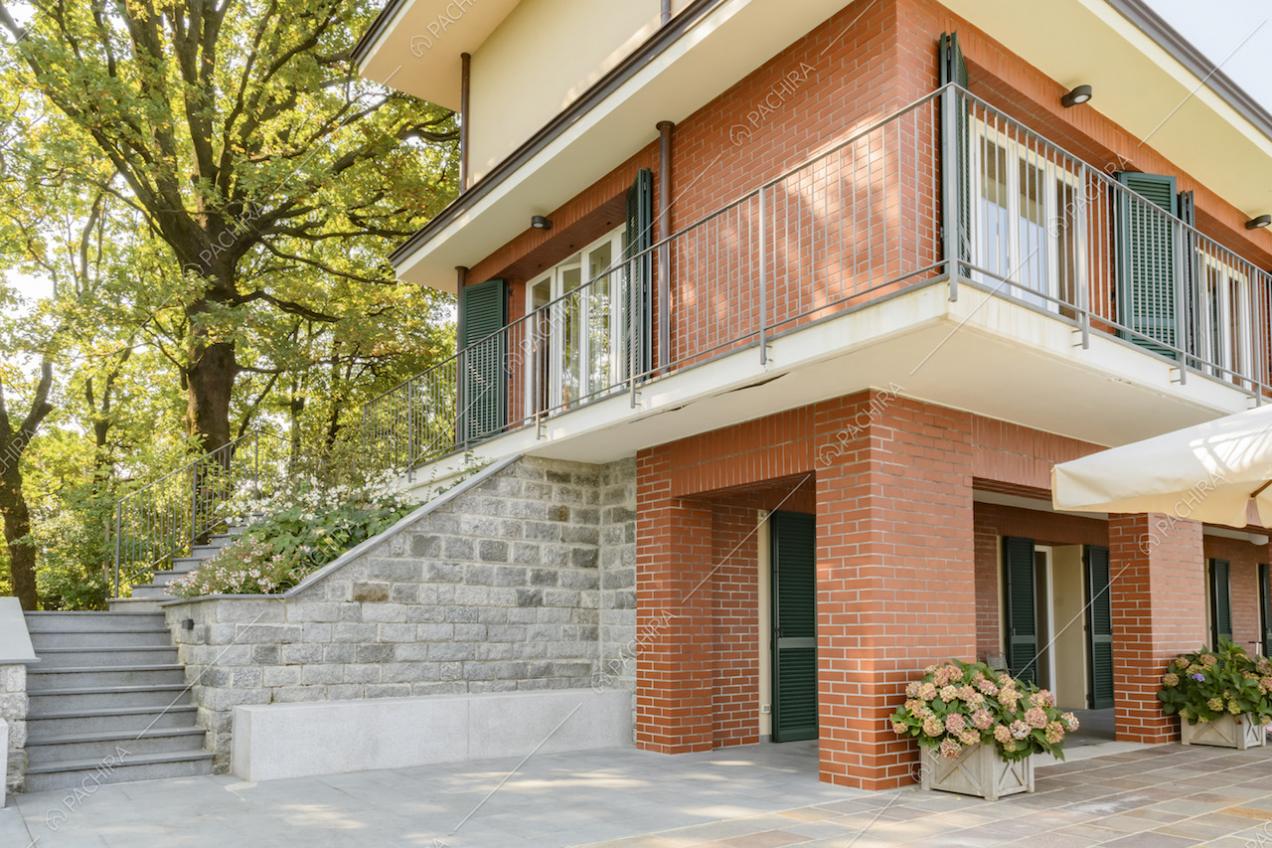 Scale esterne e portico collegano la terrazza all'interno della villa