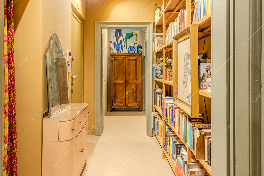 Corridoio dell'appartamento Buganvilla, location in stile moderno a Milano