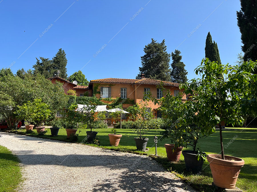 Vialetto della dimora storica Elbe, location in stile classico per shooting a Roma