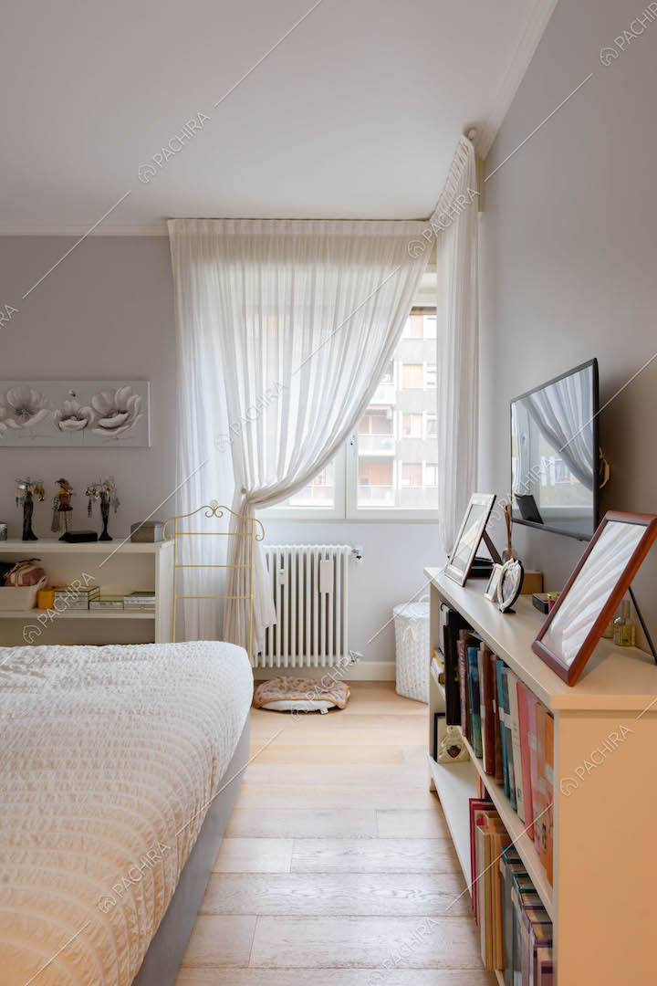 Pavimento in parquet nella camera da letto matrimoniale con tv sospesa