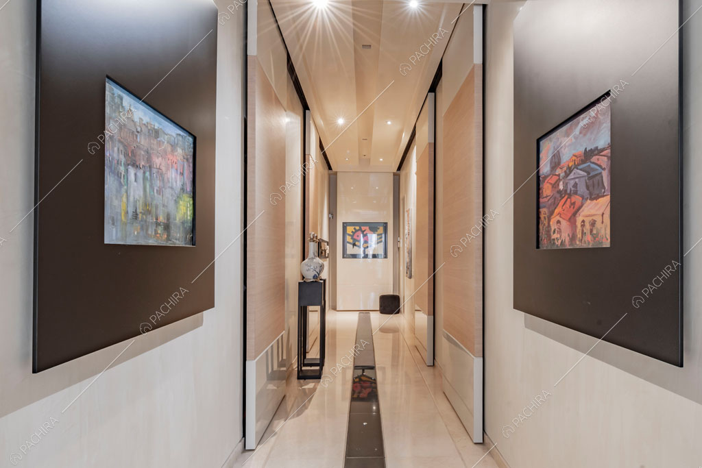 Lungo corridoio dell'appartamento Kamala, location in stile contemporaneo a Roma