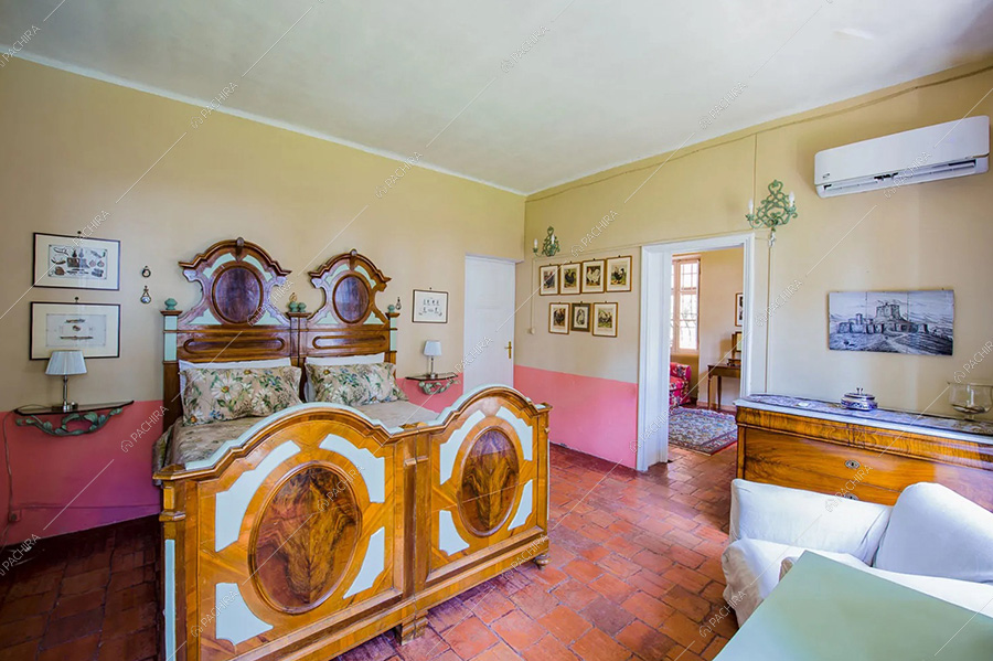 Camera da letto della dimora storica Elbe, location in stile classico per shooting a Roma