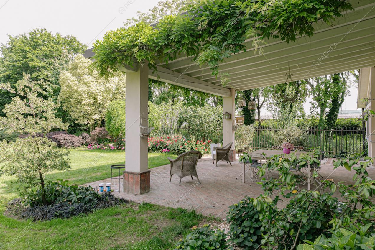 Vista sulla veranda con portico