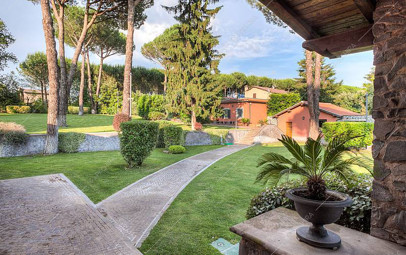 Giardino della villa Kunzite, location in stile moderno a Roma