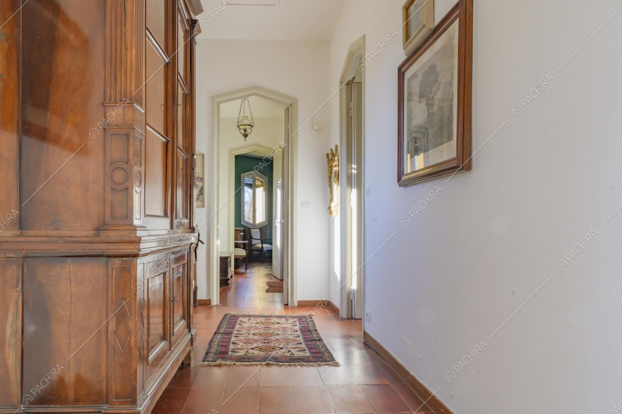Corridoio con pavimento in cotto, armadio in stile classico e scorcio sulla camera da letto