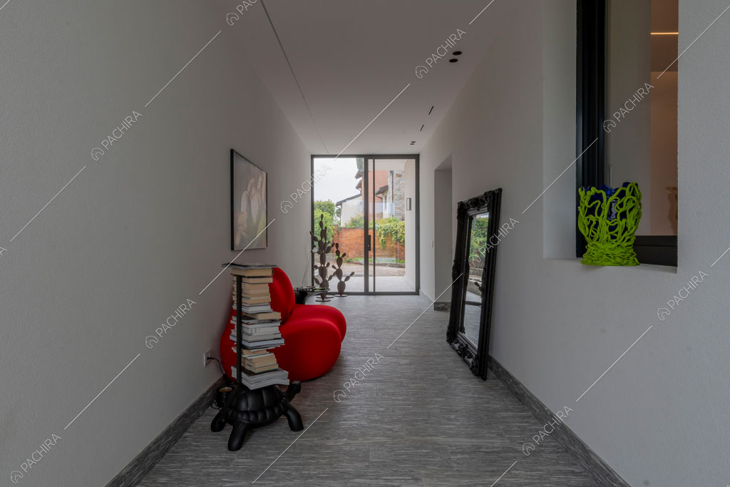 Corridoio della villa Ladoga, location in stile contemporaneo a Varese