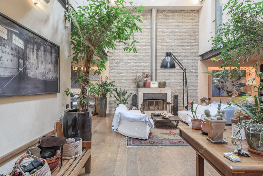 Camino nella zona living del loft Mindanao, location in stile contemporaneo a Milano