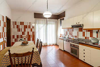Cucina della villa Dolomite, location in stile rustico a Varese
