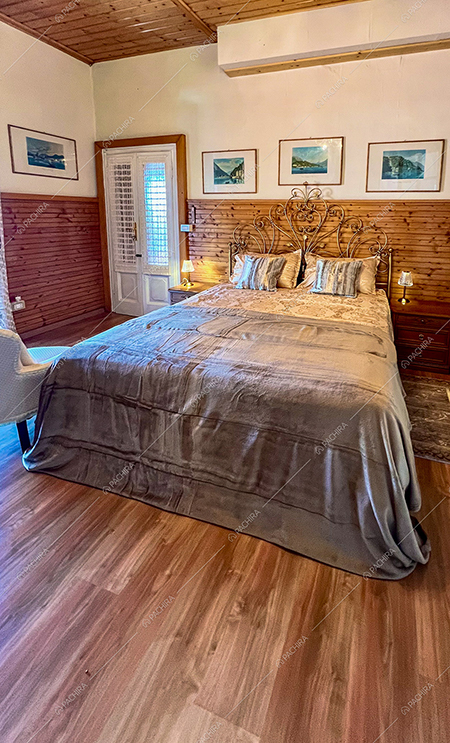 Camera da letto della villa Actina, location in stile rustico a Como